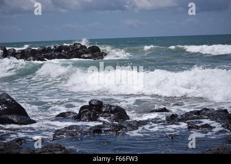 Vagues se brisant sur les rochers à Bundaberg, Queensland, Australie Banque D'Images