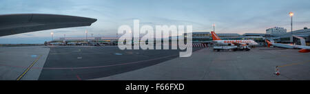 Les avions d'Easyjet à l'aéroport de Prague Banque D'Images