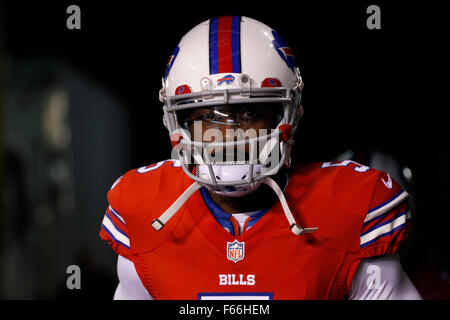 East Rutherford, New Jersey, USA. 12Th Nov, 2015. Buffalo Bills quarterback Tyrod Taylor (5) prend le terrain pendant l'échauffement avant le match de la NFL entre les Bills de Buffalo et les Jets de New York au Stade MetLife à East Rutherford, New Jersey. Christopher Szagola/CSM/Alamy Live News Banque D'Images