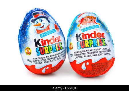 Chocolat aux oeufs Kinder Surprise Banque D'Images