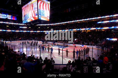 Tampa, Floride, USA. 12Th Nov, 2015. DIRK SHADD | fois .l'hymne national durant la nuit militaire en l'honneur des anciens combattants jour avant le Lightning de Tampa Bay prendre sur les Flames de Calgary à l'Amalie Arena à Tampa jeudi soir (11/12/15) © Dirk Shadd/Tampa Bay Times/ZUMA/Alamy Fil Live News Banque D'Images