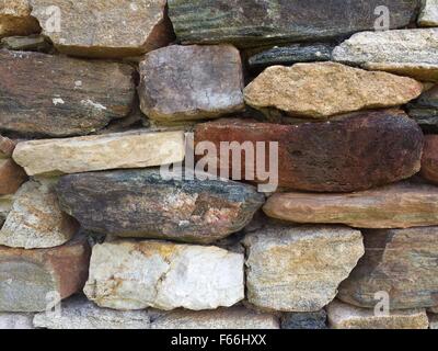 Mur de pierre de l'ancien modèle de cheminée log cabin Banque D'Images