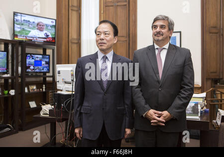 Buenos Aires, l'agence de presse Xinhua. 12Th Nov, 2015. Alfredo Scocimarro (R), secrétaire de la communication publique de l'Argentine, il pose avec Ping, rédacteur en chef de l'agence de presse Xinhua, lors de leur rencontre à la Casa Rosada à Buenos Aires le 12 novembre 2015. © Martin Zabala/Xinhua/Alamy Live News Banque D'Images