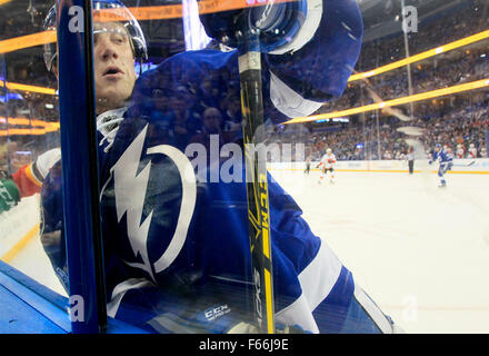 Tampa, Floride, USA. 12Th Nov, 2015. DIRK SHADD | fois .le Lightning de Tampa Bay Erik Condra (22) travaille la rondelle le long des rampes contre les Flames de Calgary au cours de deuxième période, l'action à l'Amalie Arena à Tampa jeudi soir (11/12/15) © Dirk Shadd/Tampa Bay Times/ZUMA/Alamy Fil Live News Banque D'Images