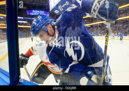 Tampa, Floride, USA. 12Th Nov, 2015. DIRK SHADD | fois .le Lightning de Tampa Bay Erik Condra (22) travaille la rondelle le long des rampes contre les Flames de Calgary au cours de deuxième période, l'action à l'Amalie Arena à Tampa jeudi soir (11/12/15) © Dirk Shadd/Tampa Bay Times/ZUMA/Alamy Fil Live News Banque D'Images