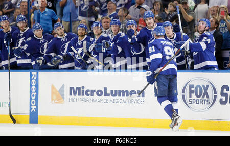 Tampa, Floride, USA. 12Th Nov, 2015. DIRK SHADD | fois .le Lightning de Tampa Bay Steven Stamkos Lightning célèbre avec son équipe qu'il sera de retour sur le banc après avoir marqué d'aller jusqu'à 2 à 1 à la fin de la troisième période à la Amalie Arena à Tampa jeudi soir (11/12/15) © Dirk Shadd/Tampa Bay Times/ZUMA/Alamy Fil Live News Banque D'Images