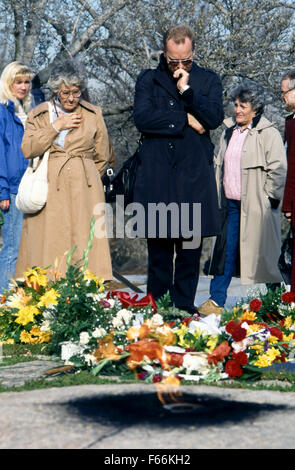 Arlington, Virginia, 11- 22- 1988 Membres du public à visiter la tombe du Président John Fitzgerald Kennedy sur le 25e anniversaire de son assassinat. Credit : Mark Reinstein Banque D'Images