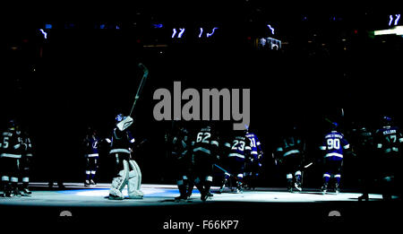 Tampa, Floride, USA. 12Th Nov, 2015. DIRK SHADD | fois .le Lightning de Tampa Bay soulève leur bâton au centre de la glace pour saluer les fans comme ils vaincre les Flames de Calgary avec un score final de 3 à 1 à l'Amalie Arena à Tampa jeudi soir (11/12/15) © Dirk Shadd/Tampa Bay Times/ZUMA/Alamy Fil Live News Banque D'Images