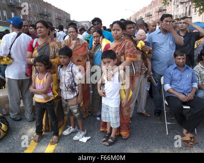 Les familles bangladaises watch performance à street juste au Kensington article de Brooklyn, New York, 2010. Banque D'Images