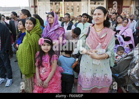 Les familles bangladaises watch performance à street juste au Kensington article de Brooklyn, New York, 2010. Banque D'Images