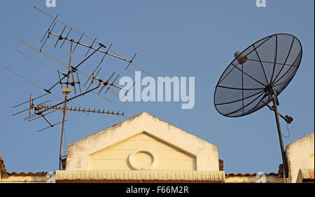 La parabole et antennes de télévision de pavillon avec beau ciel Banque D'Images