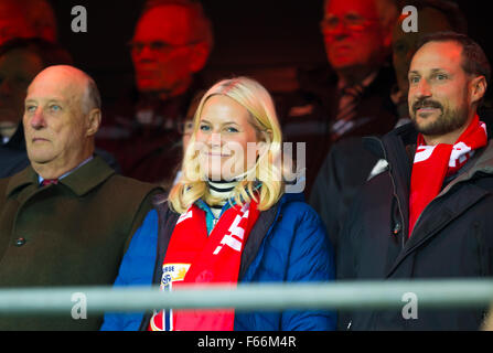 Ullevaal Stadion, Oslo, Norvège. 12Th Nov, 2015. Qualification de l'Euro2016. Norvège, contre la Hongrie. L-R Le Roi Harald de Norvège, la Princesse Mette Marit de Norvège et le Prince héritier Haakon de Norvège participer à l'UEFA Euro 2016 Groupe H match entre la Norvège contre l'Hongrie : Action Crédit Plus Sport/Alamy Live News Banque D'Images