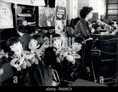 1962 - Quatre poupées en plastique blow-up des Beatles ont été vendus à des centaines de dollars à une vente aux enchères de Sotheby's le célèbre chambres à Londres. Ils ont été parmi les souvenirs rock dont un ,800,00 buste de bronze de John Lennon et porté-outr batteries, guitares et consuls de mélange qui appartenait aux Beatles à l'apogée de leur gloire. Ces souvenirs, très recherchées par les milliers de collectionneurs et fans de rock dans tous les pays du monde sont devenus aussi précieux que des antiquités. De nombreuses stars du rock s'est placer leurs offres parmi eux Bill Wyman des rolling stones et Rick Parfitt de l'état q Banque D'Images