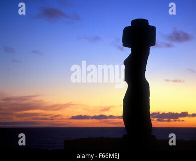 L'île de Pâques, le coucher du soleil derrière Statue Ahu Ko Te Riku Banque D'Images