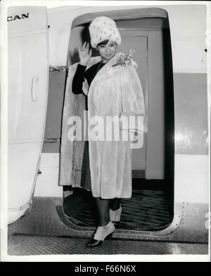 1962 - Yoko Tani quitte Tokyo pour l'actrice japonaise Yoko Tani, quitta Londres Aéroport aujourd'hui à Tokyo, pour faire le film Ma Geisha avec Shirley MacLaine et Yves Montand. Photo : Keystone montre Yoko Tani photographié à l'aéroport de Londres avant de partir pour Tokyo ce matin. © Keystone Photos USA/ZUMAPRESS.com/Alamy Live News Banque D'Images