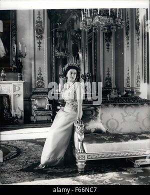 1969 - SA MAJESTÉ LA REINE ELIZABETH II DE SA MAJESTÉ LA REINE 43e anniversaire a été célébré le lundi 21 avril 1969. Sa Majesté, dans une soie turquoise robe de soirée est représentée dans la salle blanche au palais de Buckingham. Le diadème de perles et diamants qu'elle porte a été acheté par la Reine Mary de la famille de la grande-duchesse Vladimir de Russie en 1921 ; la perle et collier de diamants a été présenté à la reine Victoria à l'époque de la construction de l'Albert Hall. Le canapé avec le cadre sculpté est l'anglais, de la période de régence. © Keystone Photos USA/ZUMAPRESS.com/Alamy Live News Banque D'Images