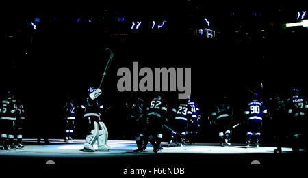 Tampa, Floride, USA. 12Th Nov, 2015. DIRK SHADD | fois .le Lightning de Tampa Bay soulève leur bâton au centre de la glace pour saluer les fans comme ils vaincre les Flames de Calgary avec un score final de 3 à 1 à l'Amalie Arena à Tampa jeudi soir (11/12/15) Credit : Dirk Shadd/Tampa Bay Times/ZUMA/Alamy Fil Live News Banque D'Images