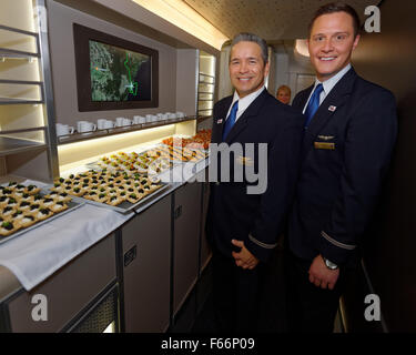 Sydney, Australie. 13 novembre, 2015. La photo de l'équipage de cabine à bord du navire amiral American Airlines Boeing 777-300ER. Credit : MediaServicesAP/Alamy Live News Banque D'Images