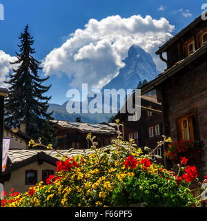 Matterhorn entourée de nuages en face de maisons de village de Zermatt par jour, Zermatt, Suisse Banque D'Images