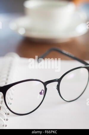 Lunettes sur ouvert carnet à spirales , stock photo Banque D'Images