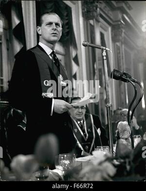 1962 - Duc d'Édimbourg assiste à déjeuner du Grand Ordre des rats d'eau à l'hôtel Mayfair hier à l'appui de la Fédération des Clubs de Londres BoysÃ. Le duc s'est avéré capable de correspondre avec de la bd Ted Ray, Tommy Trinder et Bud Flanagan. Photo Keystone montre : le duc d'Édimbourg au cours de son discours au King Rat Déjeuner à Londres hier. (Crédit Image : © Keystone Photos USA/ZUMAPRESS.com) Banque D'Images