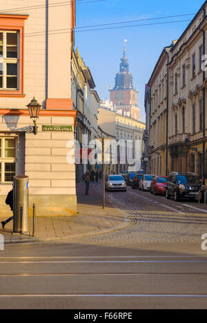 Cracovie, Pologne, 04 novembre 2015. Franziskanska Bracka et rues en centre ville, avec un clocher de l'hôtel de ville (Ratusz). L'image est t Banque D'Images