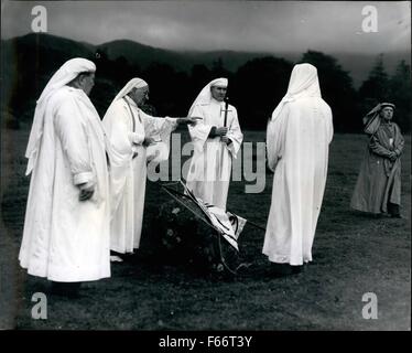 1952 - Mull Goes Druid : L'île écossaise accueille le premier rassemblement druidique dans le Nord depuis ''la disparition des temps anciens'': sur l'île presque médiévale de Mull, en Écosse, « gouvernée » par la Dame de Mull, MRS Joan Ritchie, des druides de tout le monde celtique - Écosse, Irlande, pays de Galles, Cornouailles et Bretagne (tous les endroits où les anciens Britanniques ont fui les envahisseurs à l'époque pré-chrétienne) se sont réunis vêtus de leurs robes et insignes de fonction pour la première fois dans l'histoire. D'autres réunions ont lieu à Stoneenge en Angleterre, mais jamais auparavant l'ancien cercle de pierre et St. Banque D'Images