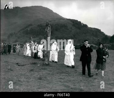 1952 - Mull Goes Druid : L'île écossaise accueille le premier rassemblement druidique dans le Nord depuis ''la disparition des temps anciens'': sur l'île presque médiévale de Mull, en Écosse, « gouvernée » par la Dame de Mull, MRS Joan Ritchie, des druides de tout le monde celtique - Écosse, Irlande, pays de Galles, Cornouailles et Bretagne (tous les endroits où les anciens Britanniques ont fui les envahisseurs à l'époque pré-chrétienne) se sont réunis vêtus de leurs robes et insignes de fonction pour la première fois dans l'histoire. D'autres réunions ont lieu à Stoneenge en Angleterre, mais jamais auparavant l'ancien cercle de pierre et St. Banque D'Images