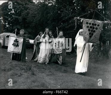 1952 - Mull Goes Druid : L'île écossaise accueille le premier rassemblement druidique dans le Nord depuis ''la disparition des temps anciens'': sur l'île presque médiévale de Mull, en Écosse, « gouvernée » par la Dame de Mull, MRS Joan Ritchie, des druides de tout le monde celtique - Écosse, Irlande, pays de Galles, Cornouailles et Bretagne (tous les endroits où les anciens Britanniques ont fui les envahisseurs à l'époque pré-chrétienne) se sont réunis vêtus de leurs robes et insignes de fonction pour la première fois dans l'histoire. D'autres réunions ont lieu à Stoneenge en Angleterre, mais jamais auparavant l'ancien cercle de pierre et St. Banque D'Images