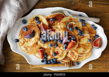 Pancakes aux myrtilles et figs on plate Banque D'Images