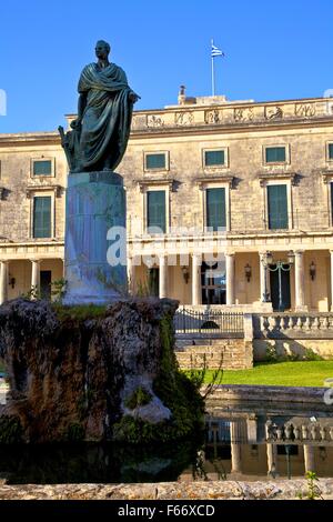 Statue de Sir Frederick Adam devant le palais de Saint-Michel et Saint-Georges, vieille ville de Corfou, Corfou Banque D'Images