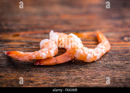 Crevettes fraîches sur fond de bois Banque D'Images