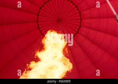 Flamme de gaz chauffage hot air balloon pour l'aider à se lever. Banque D'Images