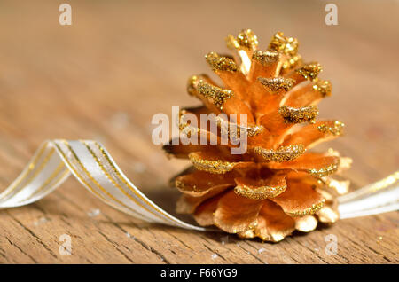 Cônes de pin Noël décoration sur table en bois Banque D'Images