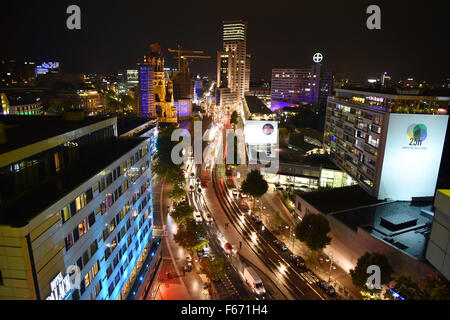 Berlin, Allemagne. 10 Sep, 2015. La Budapester Strasse photographié dans la soirée à la Zoo de Berlin avec l'Europa-Center (L-R), l'Église du Souvenir Kaiser Wilhelm, le Waldorf Astoria Hotel et le bikini à Berlin, Allemagne, 10 septembre 2015. © dpa/Alamy Live News Banque D'Images