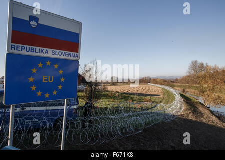 Rigonce, la Slovénie. 12Th Nov, 2015. Un grillage est vu à la frontière entre la Slovénie et la Croatie en Rigonce, Slovénie, Novembre 12, 2015. Les troupes slovène a commencé à mettre en place une clôture de barbelés le long de sa frontière avec la Croatie mercredi matin pour gérer le flux de réfugiés le long de la route des Balkans". Environ 7 550 et 3 430 des réfugiés sont arrivés en Slovénie à partir de la Croatie le mercredi et jeudi respectivement, ce qui porte le nombre total de réfugiés d'avoir saisi la Slovénie à 188 000, a annoncé la police. © Luka Dakskobler/Xinhua/Alamy Live News Banque D'Images