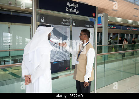 L'homme arabe étant donné l'information de membre du personnel du métro de Dubaï Banque D'Images