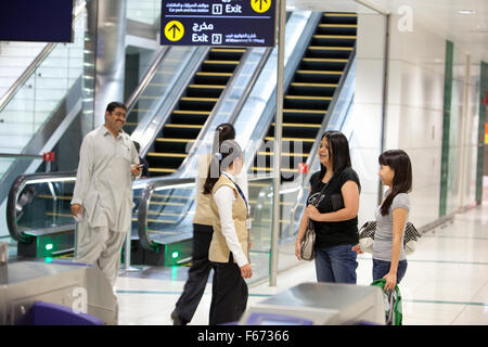 Le personnel de la station d'aider le public dans le métro de Dubaï Banque D'Images