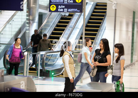 Le personnel de la station d'aider le public dans le métro de Dubaï Banque D'Images