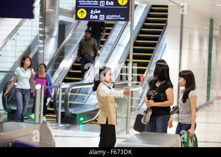 Le personnel de la station d'aider le public dans le métro de Dubaï Banque D'Images