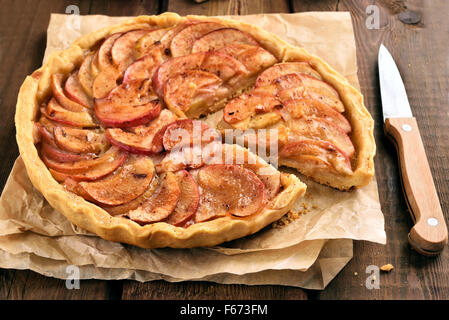 Tarte aux pommes en tranches sur du papier sulfurisé Banque D'Images