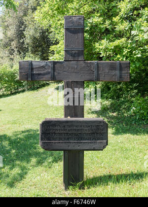 Croix dans le cimetière allemand de Costermano, Italie. Sur la plaque l'inscription : "Pour nos camarades tombés et en l'honneur de tous les Banque D'Images