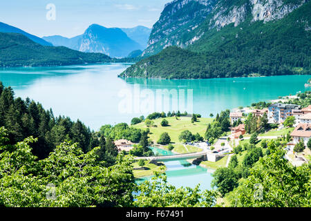 Le Lac de Molveno, élu plus beau lac en Italie en 2015 Banque D'Images