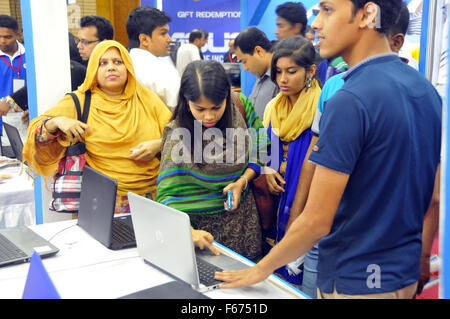 Dhaka, Bangladesh l'ordinateur portable le plus grand événement mettant en valeur. 12Th Nov, 2015. Bangladeshis regarde un ordinateur portable ordinateurs portables pendant juste à São Paulo à Dhaka, Bangladesh, le 13 novembre 2015. Trois jours de carnaval, ordinateur portable ordinateur portable présentant la plus importante du Bangladesh, l'événement a débuté le 12 novembre 2015. © Shariful Islam/Xinhua/Alamy Live News Banque D'Images