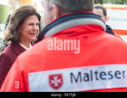 Munich, Allemagne. 13Th Nov, 2015. La Reine Silvia de Suède arrive au centre de soins de la démence de l'organisation Malterser à Munich, Allemagne, 13 novembre 2015. Photo : Peter Kneffel/dpa/Alamy Live News Banque D'Images