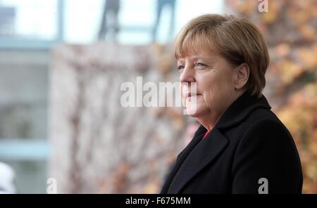 Berlin, Allemagne. 13Th Nov, 2015. La chancelière allemande Angela Merkel reçoit le Premier Ministre australien, avec les honneurs militaires à la chancellerie à Berlin, Allemagne, 13 novembre 2015. Dpa : Crédit photo alliance/Alamy Live News Banque D'Images