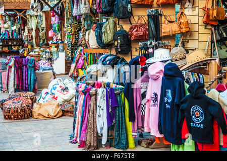 Vêtements, Sacs et souvenirs de voyage à Dahab, Egypte. Banque D'Images