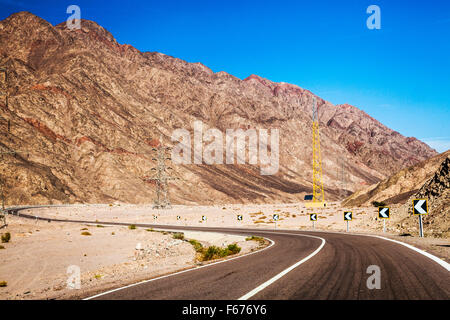 Le paysage désertique de la péninsule du Sinaï, sur la route d'Eilat à Dahab en Egypte. Banque D'Images