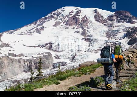 Mt. Rainier,USA. 29e.nov,2015. L'homme deux randonnées à travers les sentiers du Mont Rainier. Maria S./Alamy Banque D'Images