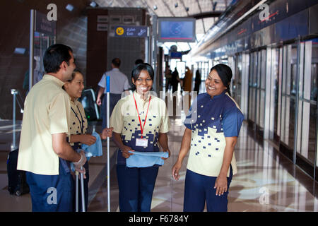 Métro de Dubaï au personnel de nettoyage. Banque D'Images